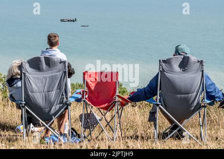 Les spectateurs, un bombardier Lancaster et un Spitfire survolent Eastbourne depuis South Downs, tandis que le spectacle aérien annuel d'Eastbourne revient après deux ans Banque D'Images