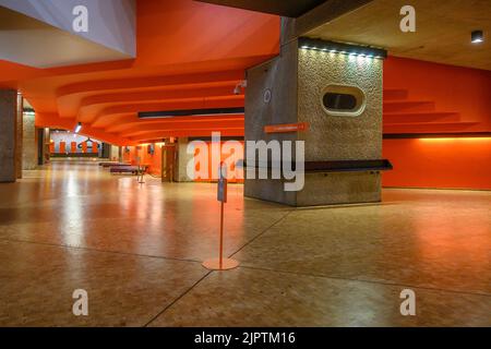 Barbican Londres sous-sol intérieur Orange Banque D'Images