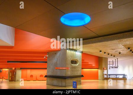 Barbican Londres sous-sol intérieur Orange Banque D'Images