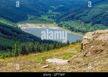 En descendant de Tor y Foel vers la vallée de Talybont dans les balises centrales de Brecon et un réservoir avec un manque visible d'eau Banque D'Images