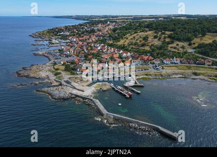 02 août 2022, Danemark, Gudhjem : le village de Gudhjem sur la côte nord de l'île danoise, dans la mer Baltique. L'île de Bornholm est - avec l'archipel offshore d'Ertholmene - l'île la plus à l'est du Danemark. Grâce à son emplacement, l'île de Bornholm compte particulièrement de nombreuses heures de soleil. (Prise de vue avec drone) photo: Patrick Pleul/dpa Banque D'Images