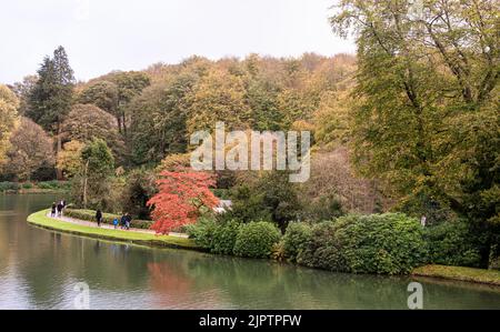 Stourhead en automne avec beau lac et des couleurs dorées Banque D'Images