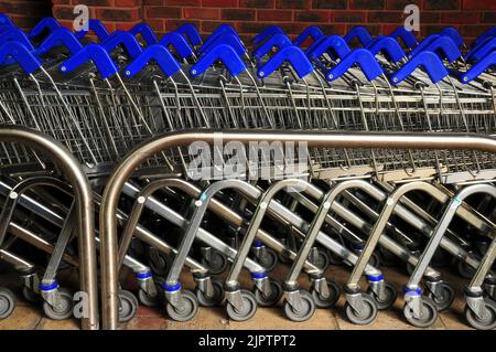 Chariots de magasinage Tesco soigneusement garés ensemble Banque D'Images