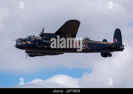 Aéroport de Londres Southend, Essex, Royaume-Uni. 20th août 2022. Les avions Lancaster et Spitfire du vol commémoratif de la bataille de Grande-Bretagne de la RAF utilisent l’aéroport civil pour effectuer les spectacles aériens de ce week-end à Eastbourne et à Folkestone. Avro Lancaster PA474 a nommé leader qui s'affiche Banque D'Images