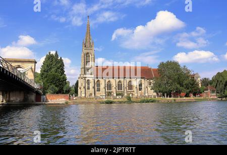 La Tamise à Marlow avec pont et église Banque D'Images