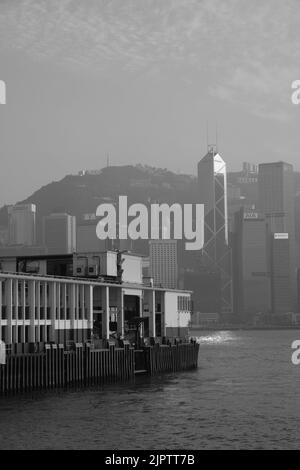 Star Ferry Pier à Tsim Sha Tsui Hong Kong Noir blanc photo coloré Star Ferry Vert blanc Ferry fond est le centre de l'IFC de l'île de Hong Kong Banque D'Images