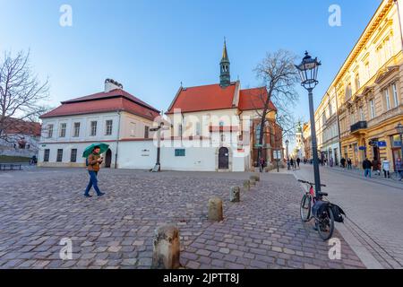 Cracovie, Pologne - 14 mars 2022 : une croix sur la place en face de l'église Saint-Giles en mémoire des victimes polonaises à Katyn en 1940. Déplacement Banque D'Images