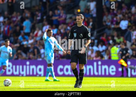 Londres, Royaume-Uni. 20th août 2022 ; Selhurst Park, Crystal Palace, Londres, Angleterre ; Premier League football, Crystal Palace versus Aston Villa: Arbitre Andrew Madley prêt à commencer la moitié 2nd. Crédit : images de sports action plus/Alamy Live News Banque D'Images