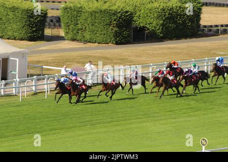 Londres, Royaume-Uni. 20th août 2022. Chelsea Green (casquette blanche), monté par Andrea Atzeni Dead Heatts avec Queen Fleur (casquette rose), monté par Robert Havlin dans le 4,25 à l'hippodrome de Sandown Park, Royaume-Uni. Crédit : Paul Blake/Alay Live News. Banque D'Images