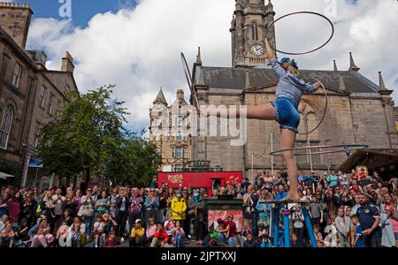 EdFringe, Royal Mile, Édimbourg, Écosse, Royaume-Uni 20th août 2022. Maple Staplegun se divertit sur un terrain très animé de Hunter Square avec ses multiples paniers Hulla. Crédit : Arch White/alamy Live News. Banque D'Images