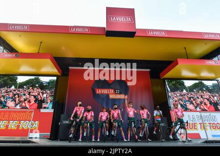 Équipe EF Education-EasyPost photographié sur le podium devant la scène 2 de l'édition 2022 de la 'Vuelta a Espana', Tour d'Espagne course cycliste, de 's-Hertogenbosch à Utrecht (175,1 km) aux pays-Bas, samedi 20 août 2022. BELGA PHOTO LUC CLAESSEN Banque D'Images