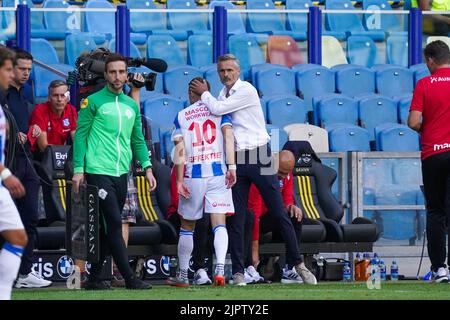 ARNHEM, PAYS-BAS - AOÛT 20: Simon Olsson de SC Heerenveen vient pour Tibor Halilovic de SC Heerenveen pendant le match Eredivisie entre Vitesse et SC Heerenveen à Gelredome sur 20 août 2022 à Arnhem, pays-Bas (photo de René Nijhuis/Orange Pictures) Banque D'Images