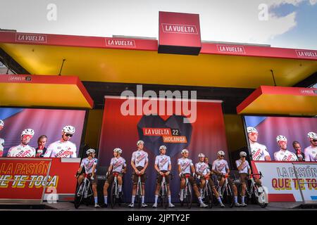 Équipe AG2R Citroën photographiée sur le podium devant et scène 2 de l'édition 2022 de la 'Vuelta a Espana', course cycliste Tour of Spain, de 's-Hertogenbosch à Utrecht (175,1 km) aux pays-Bas, samedi 20 août 2022. BELGA PHOTO LUC CLAESSEN Banque D'Images