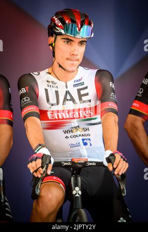 Espagnol Juan Ayuso des Émirats de l'équipe des Émirats photographiés sur le podium devant la scène 2 de l'édition 2022 de la 'Vuelta a Espana', Tour d'Espagne course cycliste, de 's-Hertogenbosch à Utrecht (175,1 km) aux pays-Bas, samedi 20 août 2022. BELGA PHOTO LUC CLAESSEN Banque D'Images