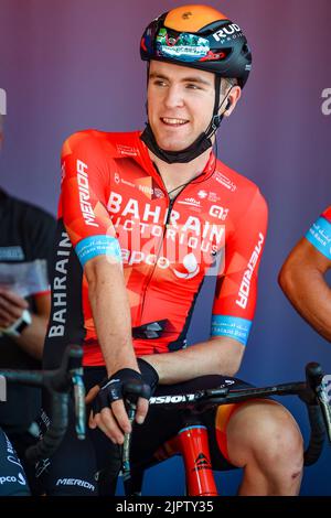 Britannique Fred Wright de Bahreïn victorieux photographié sur le podium devant la scène 2 de l'édition 2022 de la 'Vuelta a Espana', Tour d'Espagne course cycliste, de 's-Hertogenbosch à Utrecht (175,1 km) aux pays-Bas, samedi 20 août 2022. BELGA PHOTO LUC CLAESSEN Banque D'Images