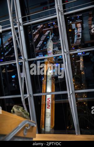 La fusée du système de lancement spatial de la NASA avec l'engin spatial Orion se place lentement au sommet d'un lanceur mobile, Passé les fenêtres de la salle de tir 1 dans le centre de contrôle de lancement Rocco A. Petrone alors qu'il sort de High Bay 3 du bâtiment d'assemblage de véhicules sur le chemin de lancer le complexe 39B au Centre spatial Kennedy, 16 août 2022, à Cape Canaveral, Floride. Le déploiement est en préparation pour l'essai en vol non crewed prévu pas plus tôt que 29 août. Crédit : Isaac Watson/États-Unis Navy photo/Alamy Live News Banque D'Images