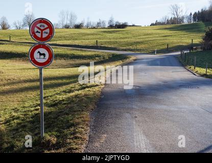 signalisation routière, passage interdit pour les véhicules automobiles, voitures motos et cyclomoteurs sont interdits de passer, aussi pour les chevaux n'est pas autorisé à passer ce rou Banque D'Images