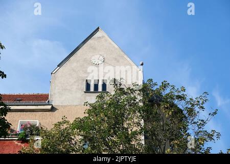 Berlin, Allemagne, 29 juillet 2022, maison pignon avec simple cadran solaire à Paul-Lincke-Ufer à Kreuzberg, Allemagne Banque D'Images