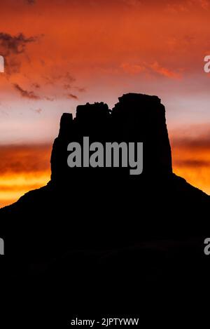 Une des Buttes de la Croix au coucher du soleil, Parc national de Canyonlands, Utah. Banque D'Images
