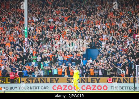 Burnley, Royaume-Uni. 20th août 2022. Les fans de Blackpool chantent lors du match de championnat EFL Sky Bet entre Burnley et Blackpool à Turf Moor, Burnley, Angleterre, le 20 août 2022. Photo de Ben Wright. Utilisation éditoriale uniquement, licence requise pour une utilisation commerciale. Aucune utilisation dans les Paris, les jeux ou les publications d'un seul club/ligue/joueur. Crédit : UK Sports pics Ltd/Alay Live News Banque D'Images