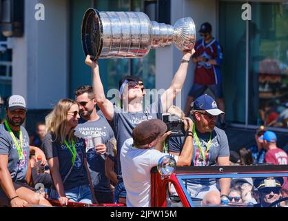 Halifax, Nouvelle-Écosse, Canada. 20 août 2022. Le héros local, et né à Halifax, Nathan MacKinnon, de la coupe Stanley, gagnant les avalanches du Colorado, apporte la coupe à Halifax à la joie des fans locaux. Plus d’un millier de fans de « Nate le Grand » ont aligné la rue de la ville pour applaudir sa victoire, où il a dirigé l’équipe de la LNH en marquant tout au long des éliminatoires. Credit: Meanderingemu /Alamy Live News Banque D'Images