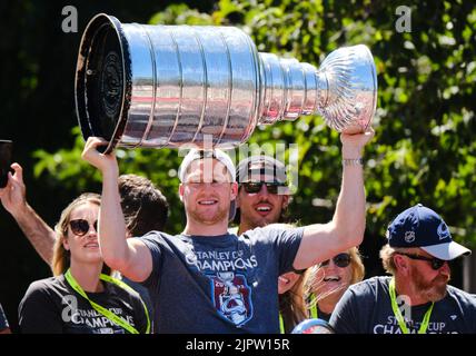 Halifax, Nouvelle-Écosse, Canada. 20 août 2022. Le héros local, et né à Halifax, Nathan MacKinnon, de la coupe Stanley, gagnant les avalanches du Colorado, apporte la coupe à Halifax à la joie des fans locaux. Plus d’un millier de fans de « Nate le Grand » ont aligné la rue de la ville pour applaudir sa victoire, où il a dirigé l’équipe de la LNH en marquant tout au long des éliminatoires. Credit: Meanderingemu /Alamy Live News Banque D'Images