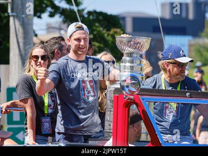 Halifax, Nouvelle-Écosse, Canada. 20 août 2022. Le héros local, et né à Halifax, Nathan MacKinnon, de la coupe Stanley, gagnant les avalanches du Colorado, apporte la coupe à Halifax à la joie des fans locaux. Plus d’un millier de fans de « Nate le Grand » ont aligné la rue de la ville pour applaudir sa victoire, où il a dirigé l’équipe de la LNH en marquant tout au long des éliminatoires. Credit: Meanderingemu /Alamy Live News Banque D'Images