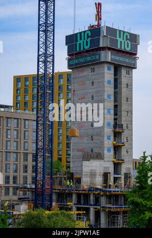 Projet de bloc de tour urbain (aménagement moderne d'appartements de plusieurs étages, travail des gens de métier, mât de grue) - Leeds, West Yorkshire, Angleterre, Royaume-Uni. Banque D'Images