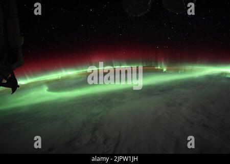 Une aurore boréale couronne la Terre sous un ciel étoilé dans cette photographie nocturne de la Station spatiale internationale alors qu'elle était en orbite à 270 miles au-dessus de l'océan Indien au sud-est du continent africain 17 août 2022 dans l'orbite de la Terre. L'aurore, également appelée aurores boréales, a suivi une rafale solaire modérée appelée éjection de masse coronale. Credit: Bob Hines/NASA/Alamy Live News Banque D'Images