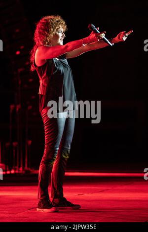 Syracuse, Italie. 19th août 2022. Fiorella Mannoia se interprétant et chantant sur scène pendant LA FIORELLA MANNOIA - LA VersiONE DI FIORELLA TOUR ESTATE, concert de musique de chanteur italien à Syracuse, Italie, 19 août 2022 Credit: Agence de photo indépendante/Alamy Live News Banque D'Images