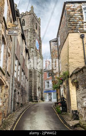 La rue Tower est une route sinueuse étroite qui passe devant l'église Sainte-Marie-Madeleine en direction de la place du marché de Launceston. Le Bell Inn sur la droite est Banque D'Images