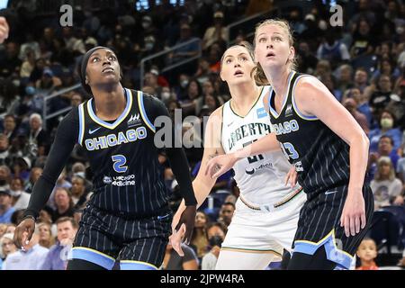 Chicago, États-Unis. 20th août 2022. Kahleah Copper (2 Chicago Sky) Emma Meesseman (33 Chicago Sky) sort Stefanie Dolson (31 New York Liberty) lors des séries éliminatoires de la WNBA #1, jeu #2 entre le Chicago Sky et la liberté de New York le samedi 20 août 2022 à Wintrust Arena, Chicago, États-Unis. (PAS D'UTILISATION COMMERCIALE) (Foto: Shaina Benhiyoun/Sports Press photo/C - DÉLAI D'UNE HEURE - ACTIVER FTP UNIQUEMENT SI LES IMAGES DE MOINS D'UNE HEURE - Alay) crédit: SPP Sport Press photo. /Alamy Live News Banque D'Images