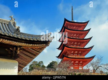 La Pagode à cinq étages a été construite en 1407 et dédiée au Bouddha de médecine. Île de Miyajima, préfecture d'Hiroshima, Japon. Banque D'Images