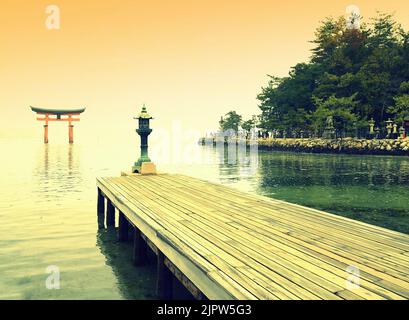 Lanterne en bronze et porte torii sur l'île Miyajima, Itsukushima, ville de Hatsukaichi, préfecture d'Hiroshima, Japon Banque D'Images