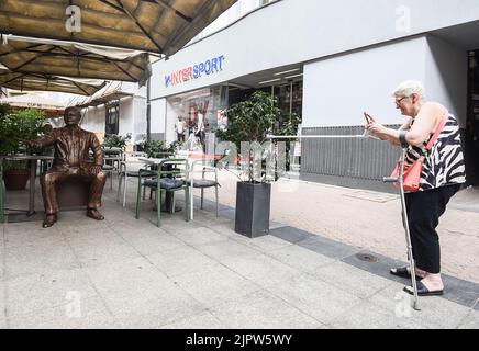 Statue d'Eduard Slavoljub Penkala un célèbre ingénieur et inventeur croate est considéré comme faisant partie du projet Sit&Meet à Zagreb, en Croatie, sur 20 août 2022. Photo: Neva Zganec/PIXSELL Banque D'Images