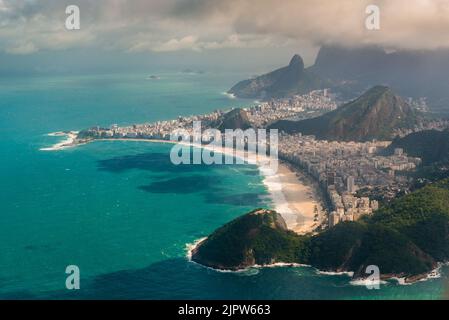 Vue aérienne de Rio de Janeiro avec les montagnes et la plage de Copacabana Banque D'Images