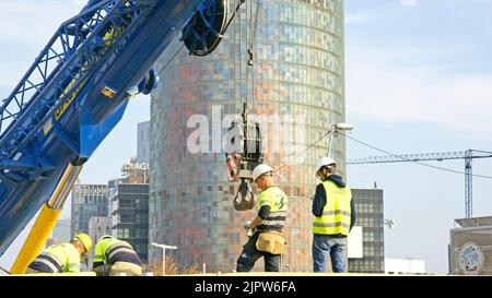 Des hommes qui discutent dans le tunnel travaillent sur la Plaza des Glories à Barcelone, en Catalogne, en Espagne, en Europe Banque D'Images