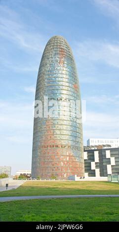 Torre Agbar et Museu del Disseny sur la place des Glories à Barcelone, Catalogne, Espagne, Europe Banque D'Images