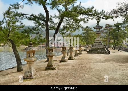 Lanternes en pierre sur le front de mer de l'île de Miyajima, Itsukushima, Japon Banque D'Images