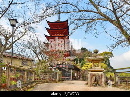 La Pagode à cinq étages a été construite en 1407 et dédiée au Bouddha de médecine. Île de Miyajima, préfecture d'Hiroshima, Japon. Banque D'Images