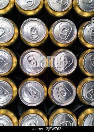 Un cliché vertical de la vue de dessus d'une palette de canettes de bière Flensburger Pilsener Banque D'Images