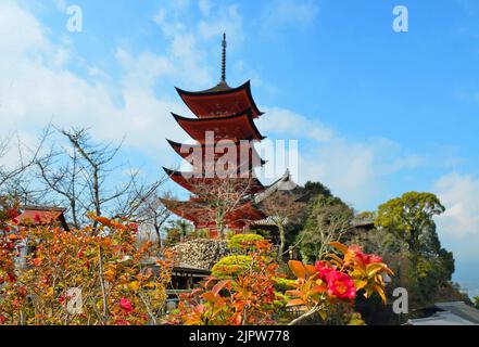 La Pagode à cinq étages a été construite en 1407 et dédiée au Bouddha de médecine. Île de Miyajima, préfecture d'Hiroshima, Japon. Banque D'Images