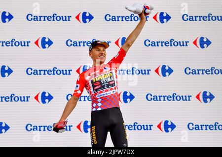 Le néerlandais Mike Teunissen de Jumbo-Visma fête sur le podium en portant le maillot rouge du leader dans le classement général après la phase 2 de l'édition 2022 de 'Vuelta a Espana', Tour d'Espagne course cycliste, de 's-Hertogenbosch à Utrecht (175,1 km) aux pays-Bas, samedi 20 août 2022. BELGA PHOTO LUC CLAESSEN Banque D'Images