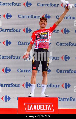 Le néerlandais Mike Teunissen de Jumbo-Visma fête sur le podium en portant le maillot rouge du leader dans le classement général après la phase 2 de l'édition 2022 de 'Vuelta a Espana', Tour d'Espagne course cycliste, de 's-Hertogenbosch à Utrecht (175,1 km) aux pays-Bas, samedi 20 août 2022. BELGA PHOTO LUC CLAESSEN Banque D'Images