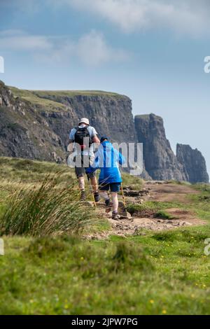 Les randonneurs autour de l'Quiraing sur l'île de Skye, Écosse, Royaume-Uni Banque D'Images