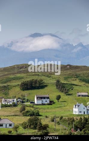 Vue sur les montagnes de Cuillin depuis le village de Tarskavaig sur l'île de Skye, Écosse, Royaume-Uni Banque D'Images