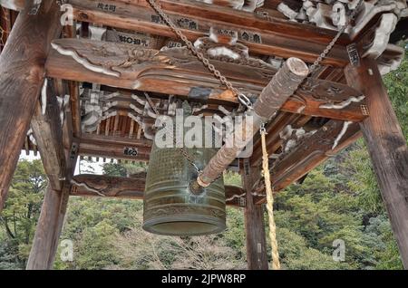 La cloche bouddhiste appelée Bonshō au temple de Daisho-in, Mont Misen, île de Miyajima, Itsukushima, ville de Hatsukaichi, Préfecture d'Hiroshima, Japon. Banque D'Images