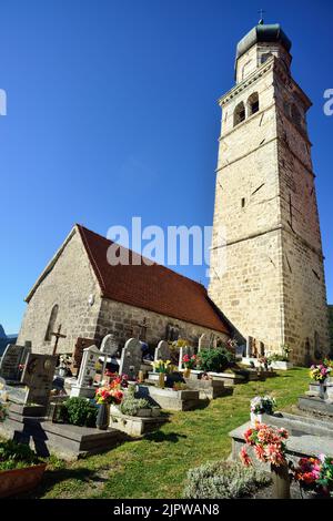 Zuglio, Friuli Venezia Giulia, Italie. Pieve de San Pietro à Carnia. Le petit cimetière. L'église est la plus ancienne des 11 églises paroissiales historiques de Carnia et est considérée comme l'église mère. C'est le bâtiment religieux principal de la vallée du but. Il est mentionné pour la première fois en 808, lorsqu'il a remplacé la précédente basilique de Zuglio qui a été détruite par les Avars. Banque D'Images