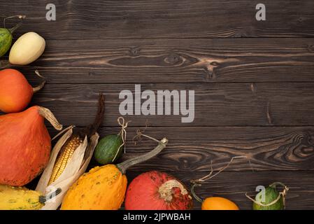 Récolte de courges d'hiver et de citrouilles décoratives sur fond de bois vintage avec bordure Banque D'Images