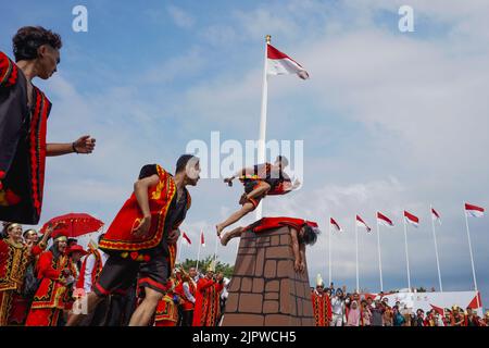 Pekanbaru, province de Riau, Indonésie. 20th août 2022. Un villageois de la communauté de Nias portant un costume traditionnel saute sur une pierre lors d'un festival culturel lors de l'anniversaire de la province de Riau. (Credit image: © Afrianto Silalahi/ZUMA Press Wire) Banque D'Images